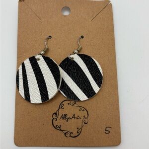 ✨5/$25✨AllyArts Black and White Striped Earrings